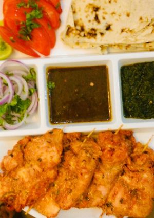 A picture of Chicken Malai boti platter.