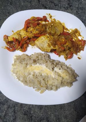 Una foto de Bifes de pechuga de pollo salteado y acompañado con arroz.