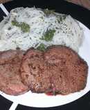Fideos de arroz al pesto y carne