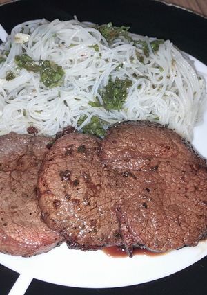 Una foto de Fideos de arroz al pesto y carne