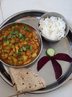 વટાણા બટાકા નું શાક (Vatana Bataka Shak Recipe In Gujarati) રેસીપી મુખ્ય ફોટો