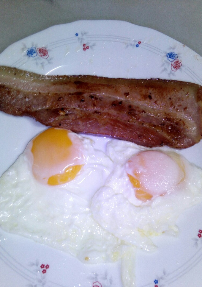 Una foto de Huevos fritos con panceta adobada