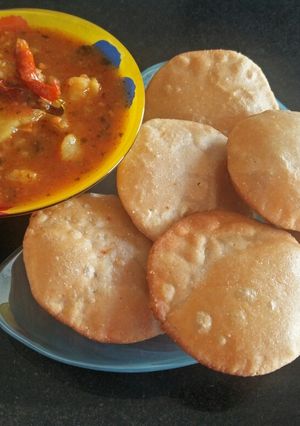 A picture of Bedai Kachori Aloo ki Sabzi.