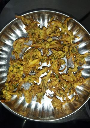 ડુંગળી ના ભજીયા (Dungli Bhajiya Recipe In Gujarati) રેસીપી મુખ્ય ફોટો