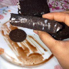 A picture of Oreo layer cake 🍰.