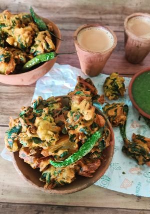 पोई और प्याज के पकौड़े (Poi aur pyaj ke pakode recipe in Hindi) रेसिपी मुख्य फोटो