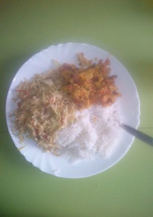 A picture of Fried cabbage with rice and eggs.