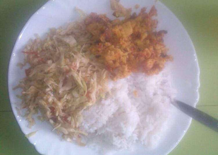 Fried cabbage with rice and eggs