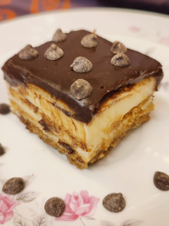 Una foto de Tarta de galletas con chocolate blanco y negro