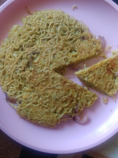 மேகி சீஸ் ஆம்லெட் (maggi cheese omeltte recipe in tamil) செய்முறை முக்கிய புகைப்படம்