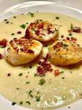 Capesante su crema di topinanbur e patate, con pancetta sbriciolata