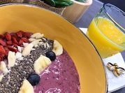 Una foto di colazione con kefir