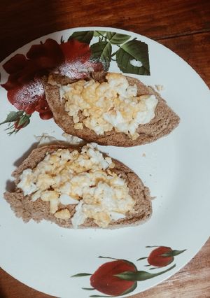 Una foto de Pan de harina integral con huevo revuelto