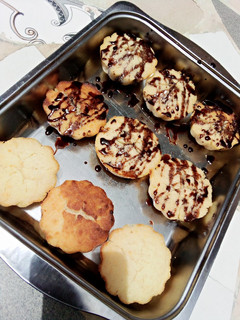 A picture of Basbusa(semolina cake).