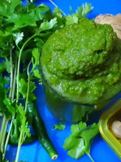 धनिया और मिर्च की तीखी चटनी (dhania aur mirch ki tikhi chutney recipe in Hindi) रेसिपी मुख्य फोटो
