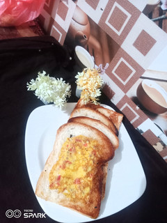A picture of Cheesy Bread Omlette.