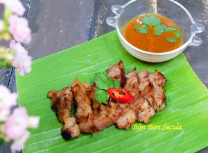 Hình của món Thịt Cổ Heo Nướng Kiểu Thái.