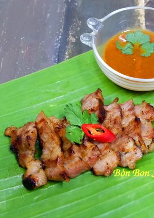 Hình của món Thịt Cổ Heo Nướng Kiểu Thái.