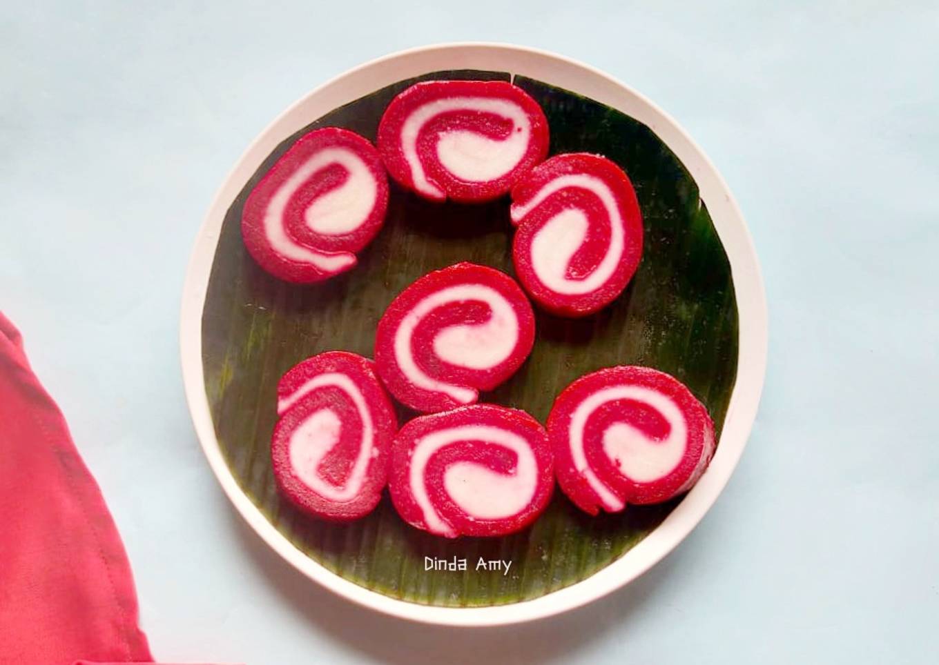 Kue lapis gulung merah putih