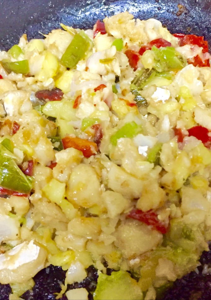 Una foto de Bacalao con verduras y queso