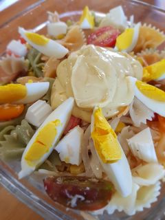 Una foto de Ensalada de pasta con mayonesa y mostaza