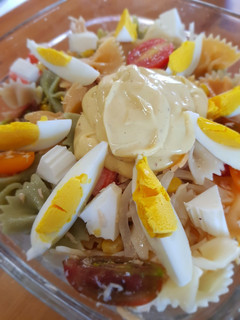 Una foto de Ensalada de pasta con mayonesa y mostaza