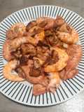 Calamares, setas shiitake al ajillo y langostinos