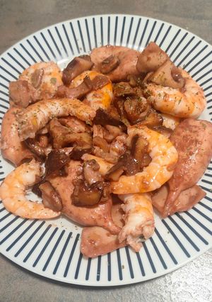 Una foto de Calamares, setas shiitake al ajillo y langostinos