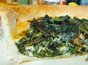 Una foto de quiche con base de hojaldre