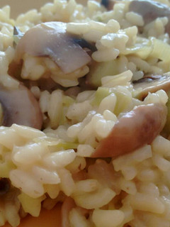 Una foto de Risotto de puerros y champiñones con original caldo de verduras cocido en Agua de Mar