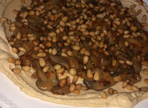 صورة لوصفة صحن الحمص بصوص الفطر