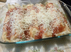 Una foto de Canelones de jamón, queso, choclo y salsa blanca