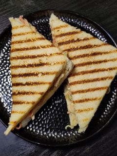 চিকেন উইথ হোয়াইট সস স্যান্ডউইচ (chicken with white sauce sandwich recipe in Bengali) রেসিপির প্রধান ছবি