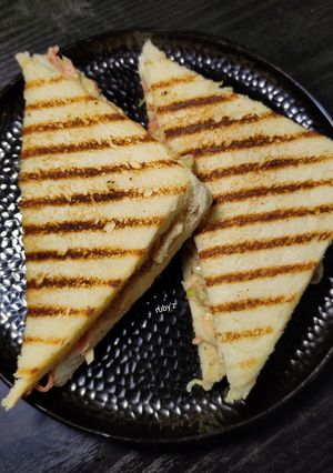 চিকেন উইথ হোয়াইট সস স্যান্ডউইচ (chicken with white sauce sandwich recipe in Bengali) রেসিপির প্রধান ছবি