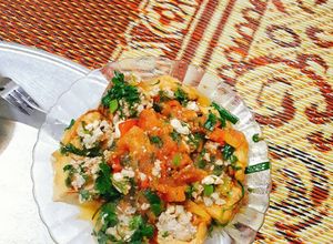 Hình của món Đậu sốt cà chua nhồi thịt chấm rau sống.