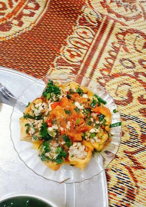 Hình của món Đậu sốt cà chua nhồi thịt chấm rau sống.