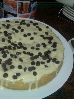 Una foto de Bizcocho sabor limón y canela con chocolate blanco,al microondas