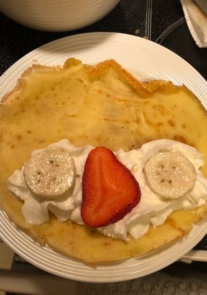 Hình của món Bánh Crepe với hoa quả.