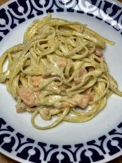 Una foto de Tallarines al azafrán con salmón marinado