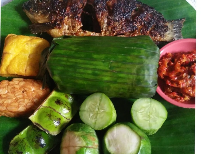Langkah Mudah untuk Menyiapkan Resep *Nasi Timbel Lauk Mas Bakar* yang Bisa Manjain Lidah Anti Ribet, Lezat Sekali