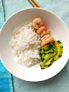 Una foto de Ensalada japonesa Ebi sunomono