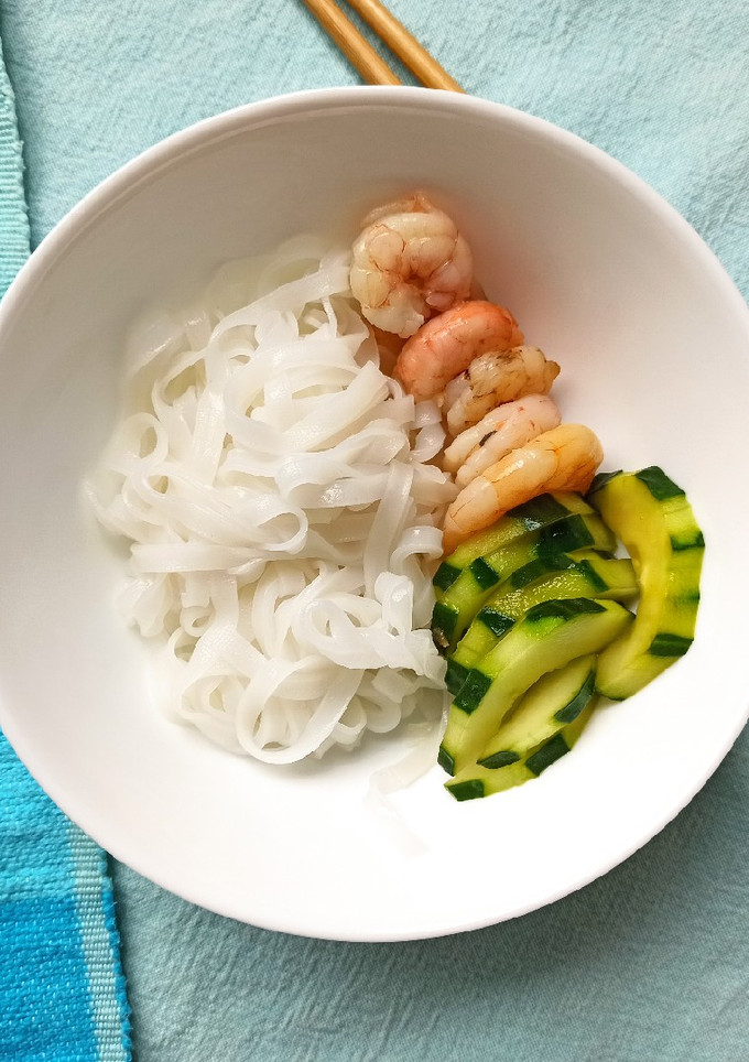 Una foto de Ensalada japonesa Ebi sunomono
