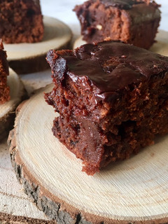 Una foto de Brownie -Muerte por Chocolate- y avellanas 🍫