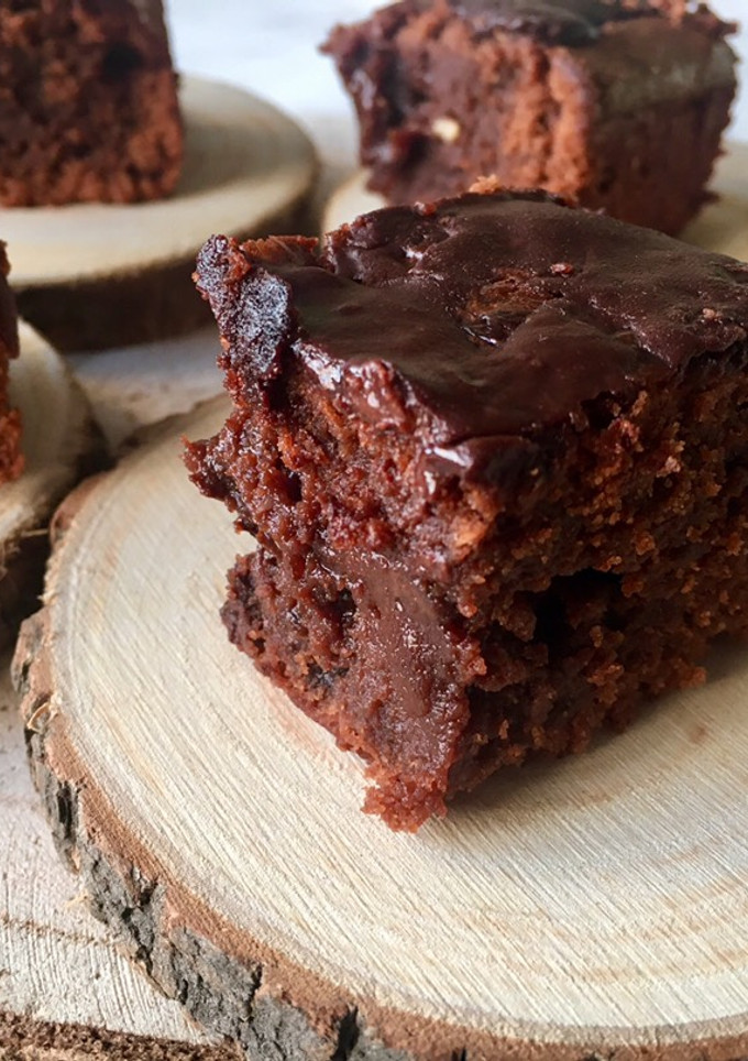 Una foto de Brownie -Muerte por Chocolate- y avellanas  🍫