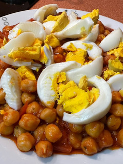 Una foto de Garbanzos tradicionales con chorizo y huevo