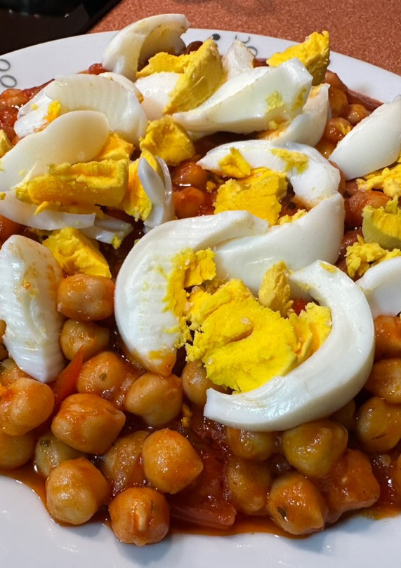 Una foto de Garbanzos tradicionales con chorizo y huevo