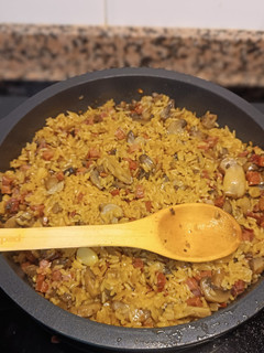 Una foto de Arroz con jamón y champiñones