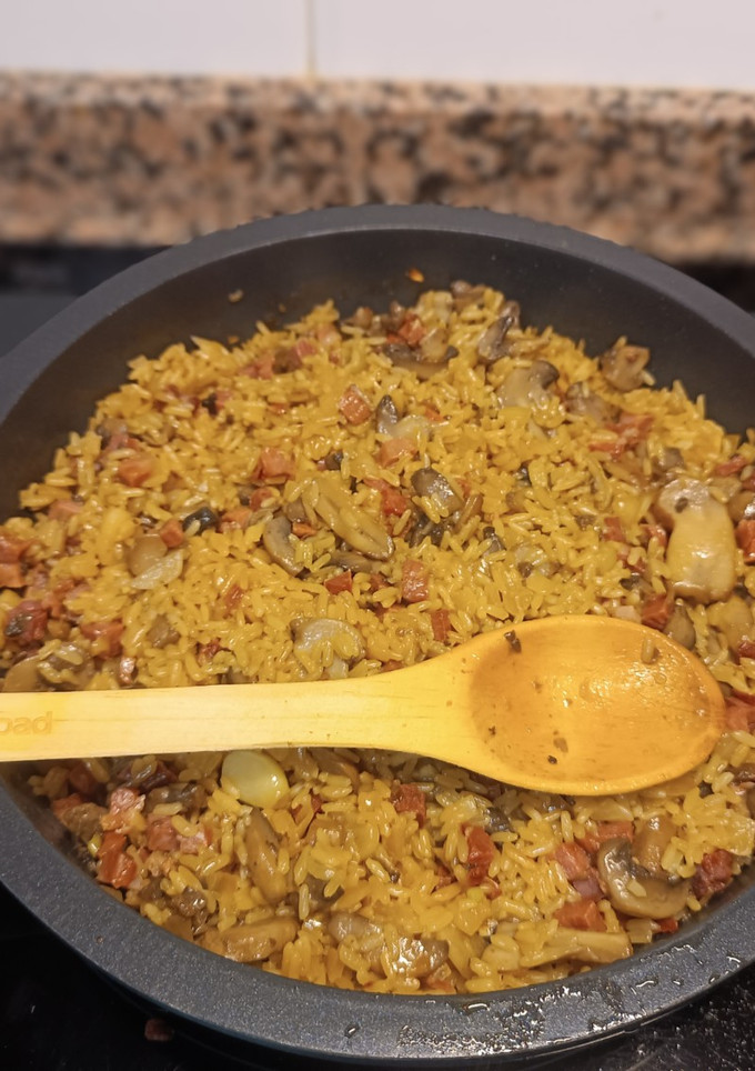 Una foto de Arroz con jamón y champiñones