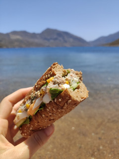 Φωτογραφία της συνταγής "Sandwich με τονοσαλάτα για την παραλία!" 🥖🥪🏖️