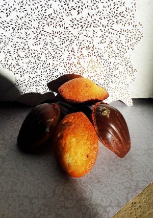 Une photo de **Madeleine à bosse sur coque chocolat